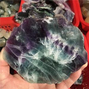 Vente en gros de plaques de cristal de fluorite arc-en-ciel naturelle, très prisées – Pierre de fluorite rayée violette et verte pour la décoration - Product Image 2