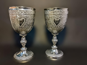 Gobelet ornemental en finition argent antique avec motif cœur et gravure florale complexe, coupe à pied classique - Product Image 4
