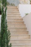 Marches d'escalier en grès personnalisées, blocs de pierre naturelle, surface de marche extérieure en pierre beige polie