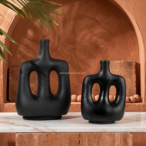 Vase Hoyo M noir mat en argile terracotta, abstrait, à double poignée, fait main, en céramique sculpturale, vente en gros - Product Image 5