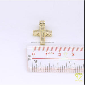 จี้ไม้กางเขนสีทองคลาสสิกพร้อมเพชร VVS ดูรายละเอียดหิน - Product Image 3