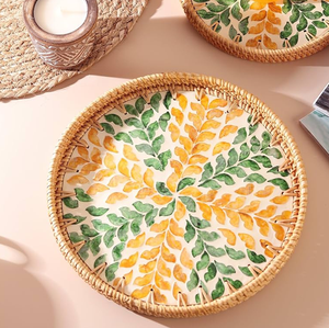 Plateau décoratif en rotin tressé à la main, avec un motif floral jaune et vert en mosaïque, disponible à prix de gros. - Product Image 1