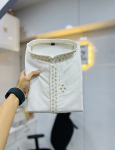 Kurta Blanca de Algodón para Hombre con Bordado, Corte Regular, Largo hasta la Rodilla, Estilo Tradicional Indio-Pakistaní para Bodas, Fiestas y Diwali - Product Image 3