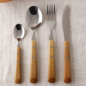 Ensemble de couverts en acier inoxydable de marque privée avec manche en bois pour une durabilité longue durée et un usage quotidien confortable à table - Product Image 1
