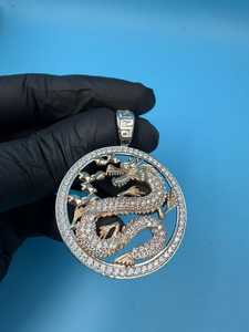 Colgante de Dragón Iced Out Bicolor de Plata de Ley 925, Colgante Hip Hop, Potente y Mística Criatura del Oeste, con Moissanita - Product Image 4