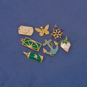 Bonito colgante de fresa de verano dorado con esmalte verde Incrustaciones de nácar accesorio de joyería de latón para collar - Product Image 6