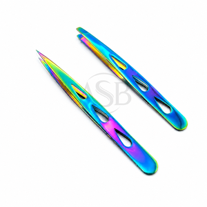 Pince à épiler professionnelle personnalisée avec logo, en acier inoxydable, à pointe inclinée et affûtée, pour sourcils, effet plasma arc-en-ciel - Product Image 1