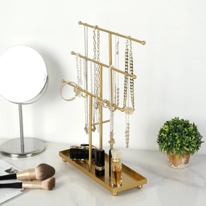 Elegante Organizador de Joyas de Múltiples Niveles con Soporte de Tres Barras para Collares y Bandeja Ancha para un Exhibición Ordenada en el Tocador - Product Image 3