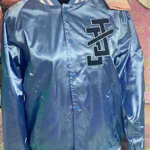 แจ็คแอนด์จิล บลู ซาติน บอมเบอร์แจ็คเก็ต ยูนิเซ็กส์ กระดุมแป๊ก สไตล์วาร์ซิตี้ น้ำหนักเบา แฟชั่นลำลอง เสื้อโค้ทสตรีทแวร์ - Product Image 1