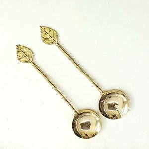 Juego de servir de ensalada dorada con mango de una sola hoja de latón de alta calidad Cubiertos de metal Premium para compradores a granel - Product Image 1