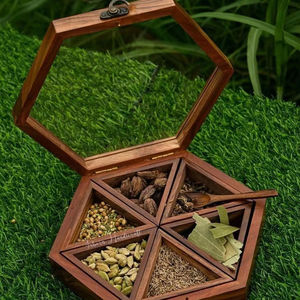 Molinillo de especias y nueces rectangular de madera de pino pulida, imitación antigua, multiusos, personalizado, con 9 compartimentos, ecológico y apto para lavavajillas. - Product Image 5