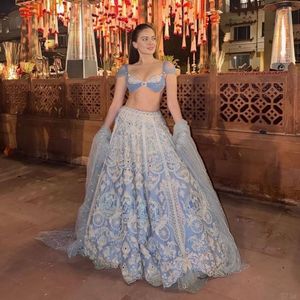Lehenga Choli de créateur en soie slub avec broderie Resham Dori et sequins arc-en-ciel, accompagné d'un dupatta en résille |   Ensemble de lehenga pour soirée - Product Image 3