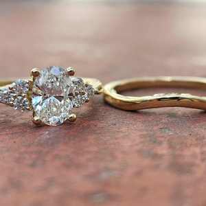 Anillo de diamantes de corte ovalado, hecho a mano, de lujo, cultivado en laboratorio, de Creative Craft Lab, para mujer, en oro amarillo de 14k, regalo de boda para dama de honor. - Product Image 4