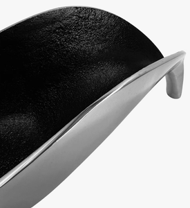 Bandeja Escultural Asimétrica Bicolor Plata y Negro, con Acabado Níquel Cepillado y Diseño Ondulado Negro y Plateado, Acabado Satinado Suave - Product Image 3