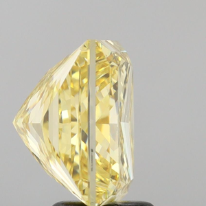 Majestueuse pierre précieuse jaune de 5 carats, taille princesse, offrant un éclat symétrique d'exception et une clarté de couleur intense. - Product Image 3