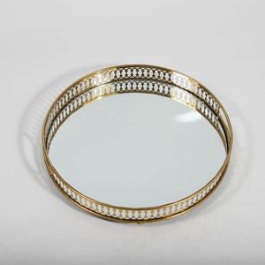 Plateau ovale en laiton artisanal avec finition polie et base miroir, idéal pour la présentation de luxe à la maison, à l'hôtel ou sur table. - Product Image 4