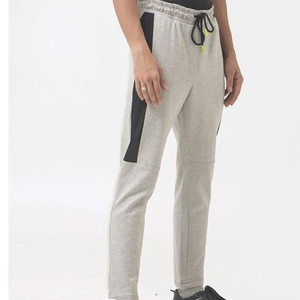 Pantalon de survêtement gris pour homme avec bandes latérales noires, taille élastique et cordon de serrage, style décontracté, idéal pour l'automne - Product Image 3