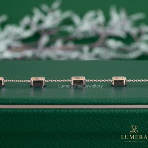 Bracelet élégant en diamant de laboratoire taille émeraude serti clos, chaîne à maillons délicats et design de bijoux fins minimalistes pour fille - Product Image 4