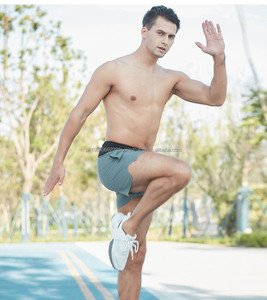 กางเกงวิ่งผู้ชายผ้าโพลีเอสเตอร์เนื้อแน่น น้ำหนักเบา มีกระเป๋าตาข่าย แห้งเร็ว รับสกรีนโลโก้ สไตล์สตรีทแฟชั่น - Product Image 5