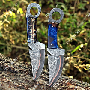 มีดใบตายเหล็กดามัสกัสทองแดงคุณภาพสูง พร้อมรูนิ้วจับ สำหรับล่าสัตว์ ตั้งแคมป์ พกพาประจำวัน ด้ามจับเรซิ่นรูปทรงโคนต้นสน รับผลิตแบบ OEM/ODM ขั้นต่ำในการสั่งซื้อน้อย - Product Image 5