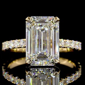 Elegante anillo de compromiso con diamante de corte esmeralda de 4 quilates, certificado por IGI, oro amarillo de 18 quilates, banda pavé de doble punta, anillo de boda, joyería fina. - Product Image 3