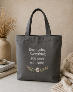 Sac fourre-tout en toile pour femme avec citation inspirante et broderie florale, style minimaliste gris, pour les voyages et le shopping, toutes saisons - Product Image 1