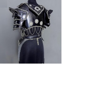 Conjunto de Armadura de Caballero de Acero Negro Hecha a Mano con Malla de Cadena Plateada, Diseño en Relieve, Estilo Antiguo, Protección Corporal Completa - Product Image 3