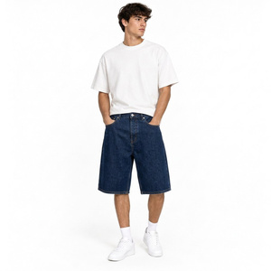 Shorts en jean droits taille mi-haute longueur genou avec délavage vintage, ourlet brut, détail logo personnalisé et coupe décontractée - Product Image 1