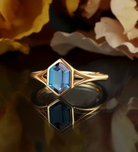 Bague de fiançailles et de mariage en argent sterling 925 plaqué or avec pierre précieuse Alexandrite taille hexagonale à changement de couleur pour occasions festives - Product Image 2