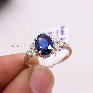 Bague en or blanc massif 14 carats avec saphir bleu naturel ovale et accent de diamants ronds en grappe, Memoria Jewels, vente en gros - Product Image 1