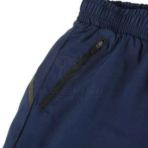 Pantalones cortos deportivos elegantes y cómodos, hechos para entrenamiento en el gimnasio, correr, fitness, deportes y actividades atléticas diarias. - Product Image 4
