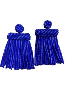 Hermosos pendientes hechos a mano con cuentas de colores blanco y rojo, diseño de hombre de hielo, bordados, para niñas, de la India. - Product Image 5