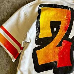 T-shirt court col en V 100 % coton respirant imprimé personnalisé de haute qualité pour homme, style rétro américain uni pour l'été - Product Image 2