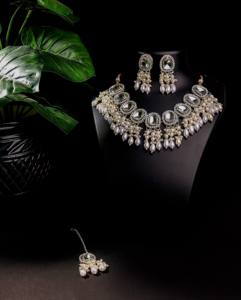 Ensemble de bijoux traditionnels Kundan en alliage de zinc doré pour femme, collier et boucles d'oreilles pendantes en perles blanches foncées, pour mariée et mariage - Product Image 1