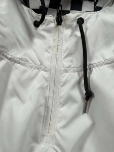 เสื้อแจ็คเก็ตฮู้ดกันลมลายตารางขาวดำแบบ Anorak  รับผลิตตามแบบ OEM พร้อมปักโลโก้  ตกแต่งสีสันแบบ Color Block  ผ้ากันน้ำ เหมาะสำหรับออกกำลังกายและเล่นกีฬา - Product Image 6