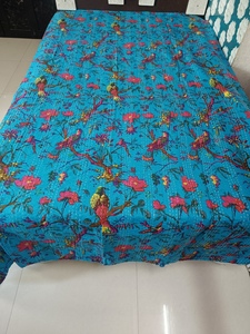 Couvre-lit imprimé floral et oiseaux, style bohème, moderne, toutes saisons, en denim patchwork, rembourrage en coton fait main, pour usage domestique - Product Image 1