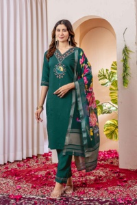 Elegante conjunto de Kurti, pantalón y dupatta de corte recto. Graciosa y moderna, eternamente clásica. - Product Image 1