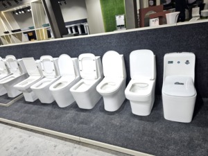 WC en céramique deux pièces avec abattant à fermeture douce, design traditionnel, double chasse, évacuation par siphon en P, fixation au sol, exportation vers l'Afrique - Product Image 4