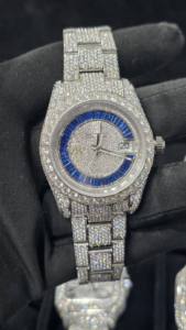 Montre de luxe à quartz analogique sertie de diamants Moissanite, en acier inoxydable bicolore, cadran bleu, lunette GMT, diamants carrés et baguette - Product Image 6
