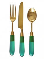 Ensemble de couverts modernes plaqués or avec manches en résine verte, cuillère, fourchette, couteau, passe au lave-vaisselle, vaisselle de cuisine, vaisselle de table