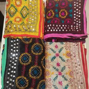 Écharpe Phulkari brodée avec travail miroir, cadeau pour elle, souvenir de retour, écharpe Patola, écharpe pakistanaise. - Product Image 4