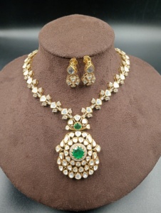 Ensemble de bijoux Amaira Jewels en argent plaqué or avec pierres Polki, design floral, collier et boucles d'oreilles ethniques classiques pour femmes, pour mariage - Product Image 2