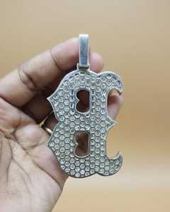 จี้เงินแท้ 925 ประดับเพชรโมอิสซาไนต์แบบ Iced VVS สั่งทำพิเศษ พร้อมสลักชื่อหรืออักษรย่อ ดีไซน์หรูหรา รับรองคุณภาพ สำหรับผู้ชาย - Product Image 2