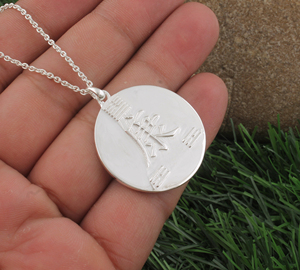 Collar de Plata con Colgante de Kanji Japonés, Personalizado, con Caracteres de Escritura Oriental, Elegante - Product Image 1