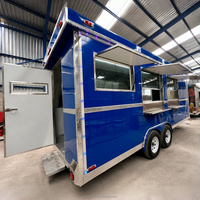 Remorque professionnelle pour la vente de repas chauds avec double essieu et grande fenêtre de service pour hamburgers, frites, pizzas, grillades et services de restauration en extérieur
