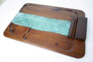 Plateau de service rectangulaire en bois avec incrustation de résine turquoise et poignée, idéal pour usage domestique – Article très demandé - Product Image 5
