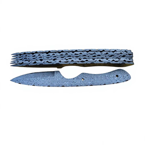 Lame de couteau de camping en acier inoxydable à motif Damas, faite à la main, avec deux trous pour poignée personnalisée DIY, pour activités de plein air et camping - Product Image 4