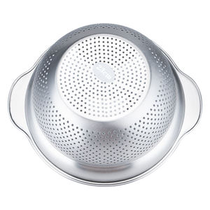 Un passoire ou un égouttoir en métal de haute qualité est un outil intemporel et fiable qui rehausse chaque expérience culinaire. - Product Image 3