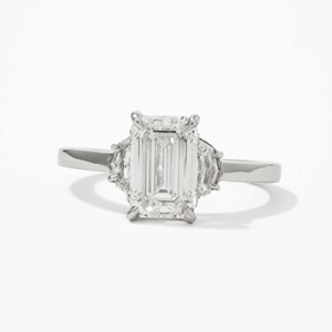 Bague de fiançailles en or blanc 14 carats de qualité supérieure avec trois diamants de 3,80 carats taille émeraude F VS1 cultivés en laboratoire pour femmes - Product Image 1