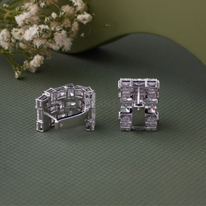 Boucles d'oreilles en or blanc à taille émeraude avec diamants de laboratoire, bijoux raffinés pour femmes, look élégant - Product Image 3